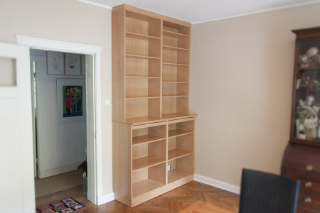 Bücherregal aus Buchenholz mit Tablarauszügen