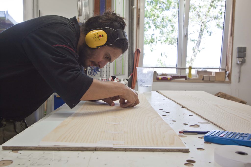 » Sideboard in Esche und Linoleum – Gesellenstück 2017 - Holzwerkstatt