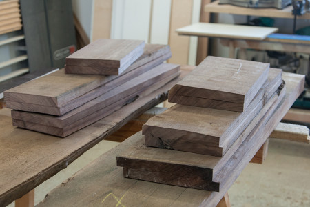 Nachttische aus massivem, geöltem Nussbaum – Holzwerkstatt