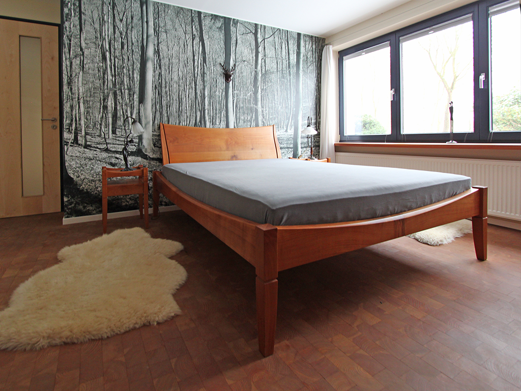 Bett aus massivem Kirschbaumholz
