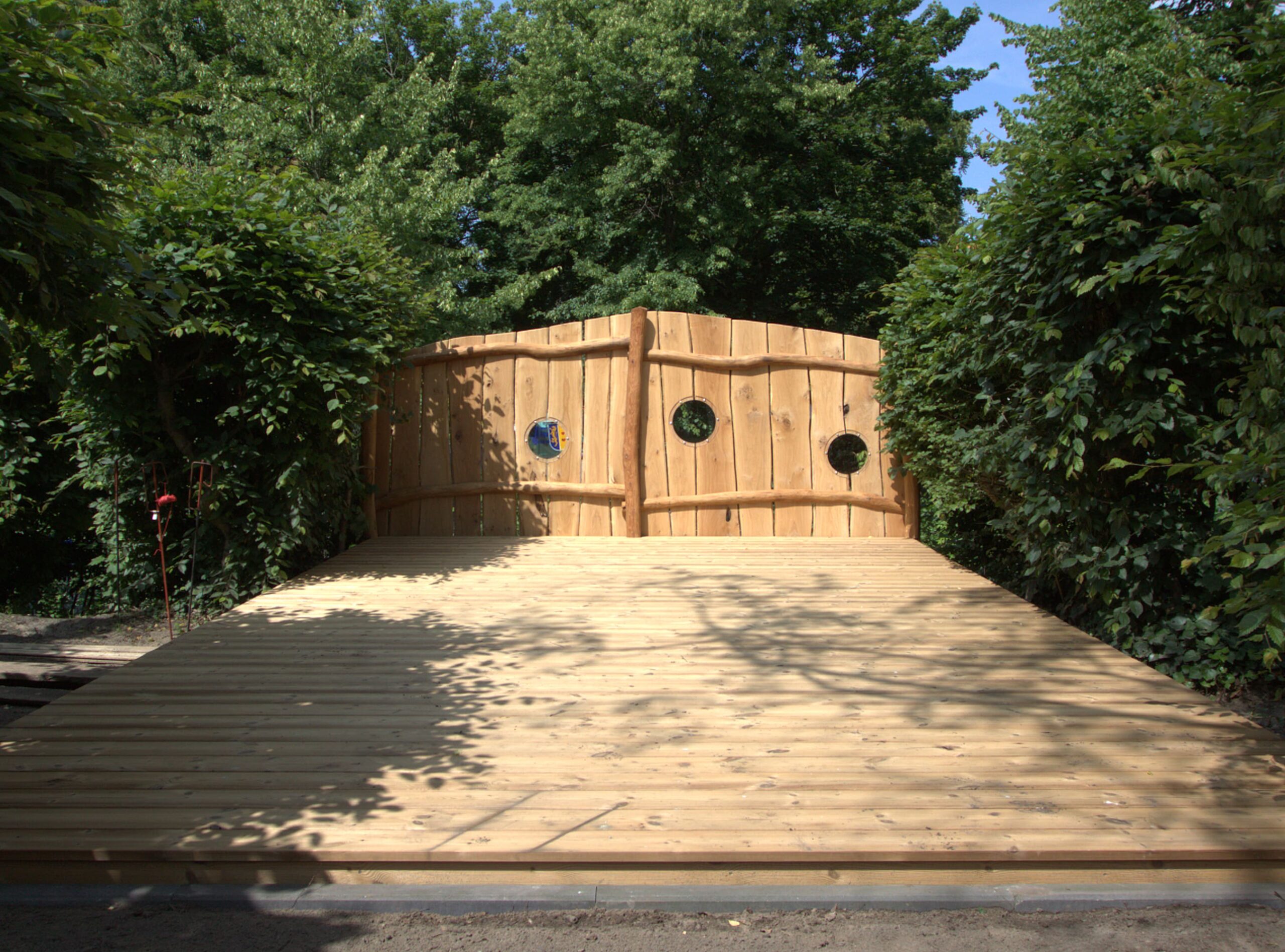 Terrasse mit Vollholz Zaun für Kita