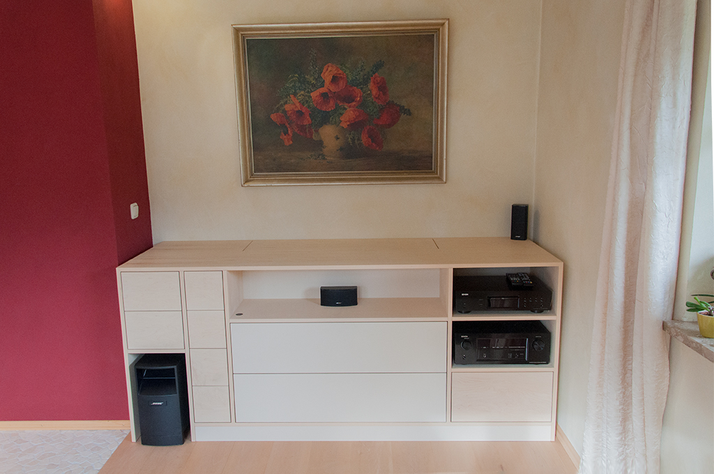 Hifi-Möbel mit TV-Lift in Ahorn und Linoleum mit Massivholzschubkästen.