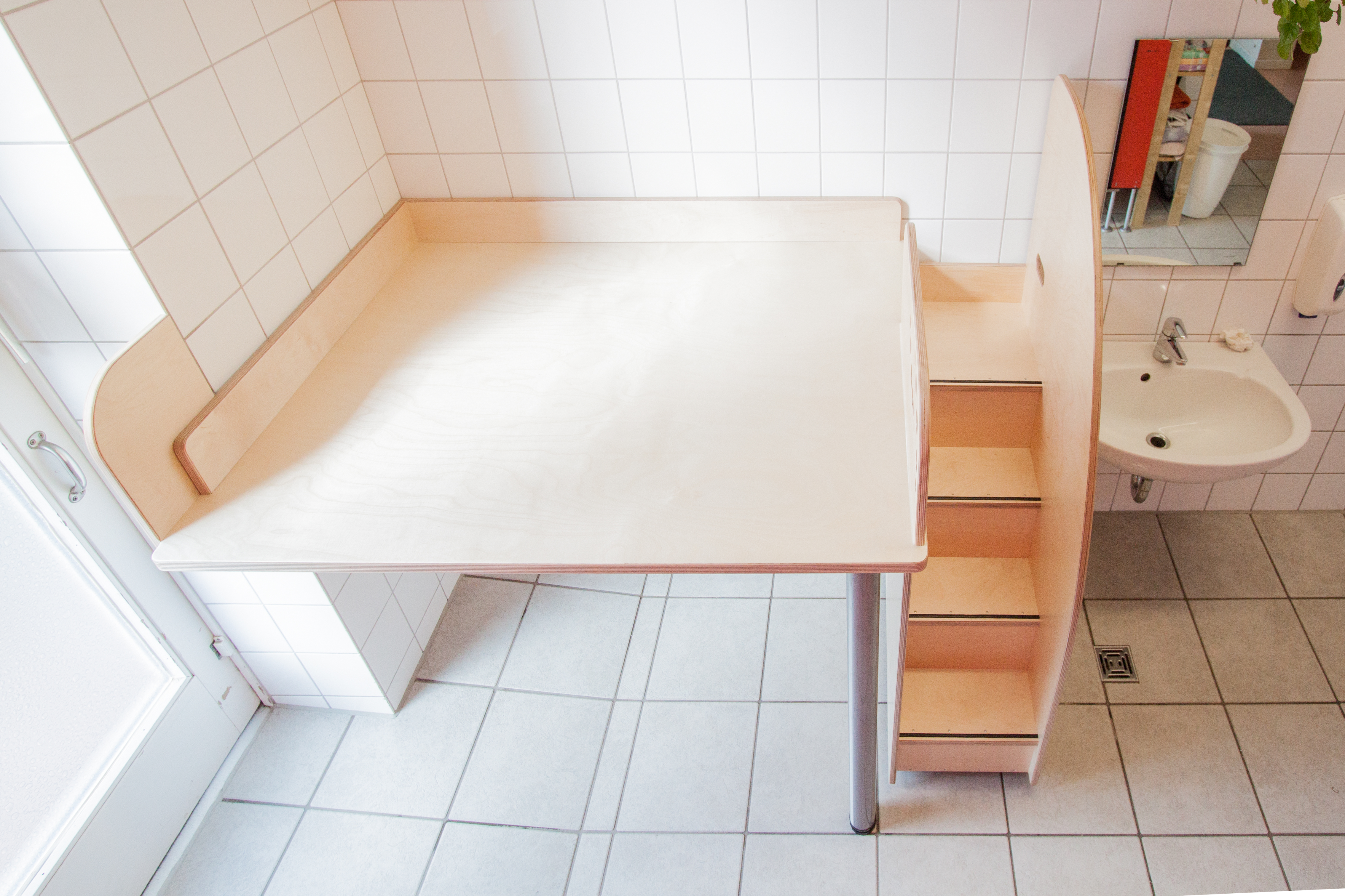 Wickeltisch mit Waschbecken und ausziehbarer Treppe