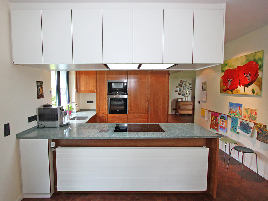 Küche mit lackierten Rahmen-Füllung Fronten aus Kirschbaum