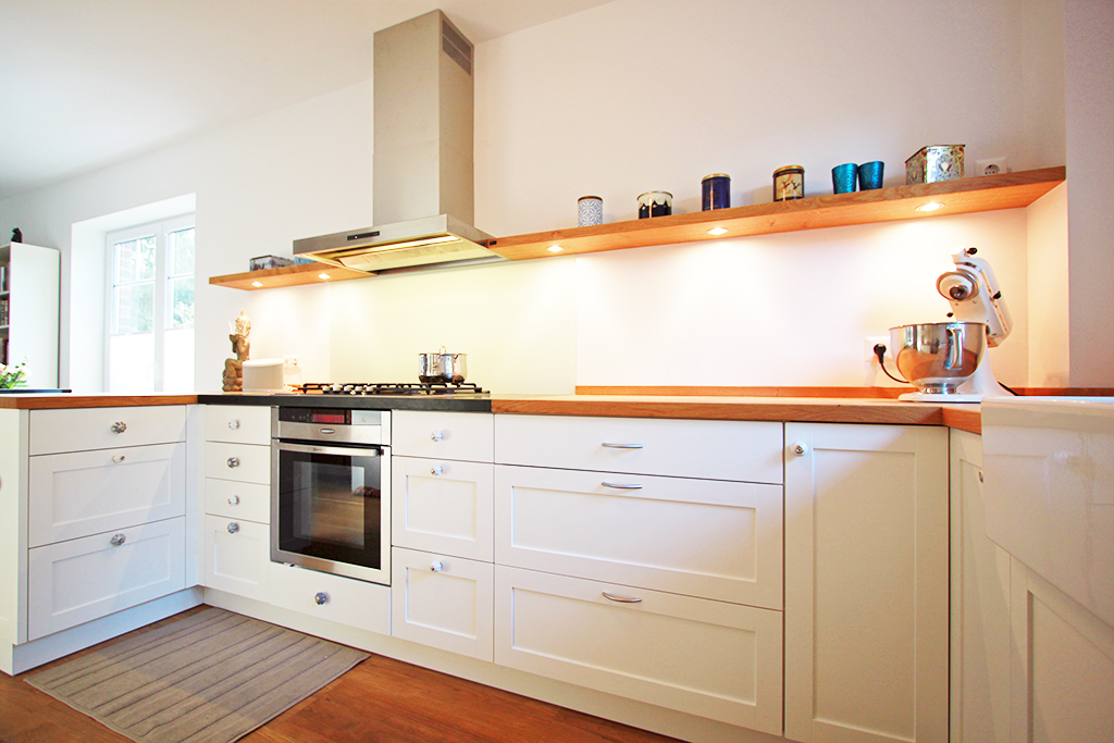 Küche mit massiver Eichenarbeitsplatte und Regal, Unterschrank mit weißlackierten Rahmen-Füllung Fronten