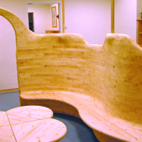 Leseecke aus massivem Fichtenholz mit Torbogen, Sitzbank und Tisch