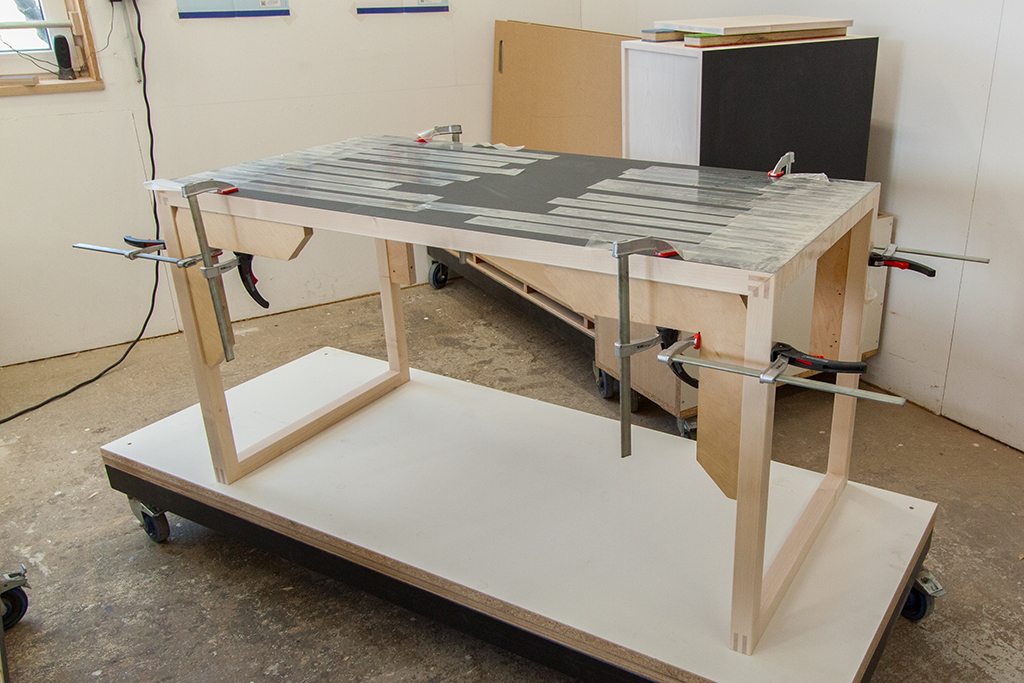Tischgestell mit Tischplatte auf Gehrung verleimen