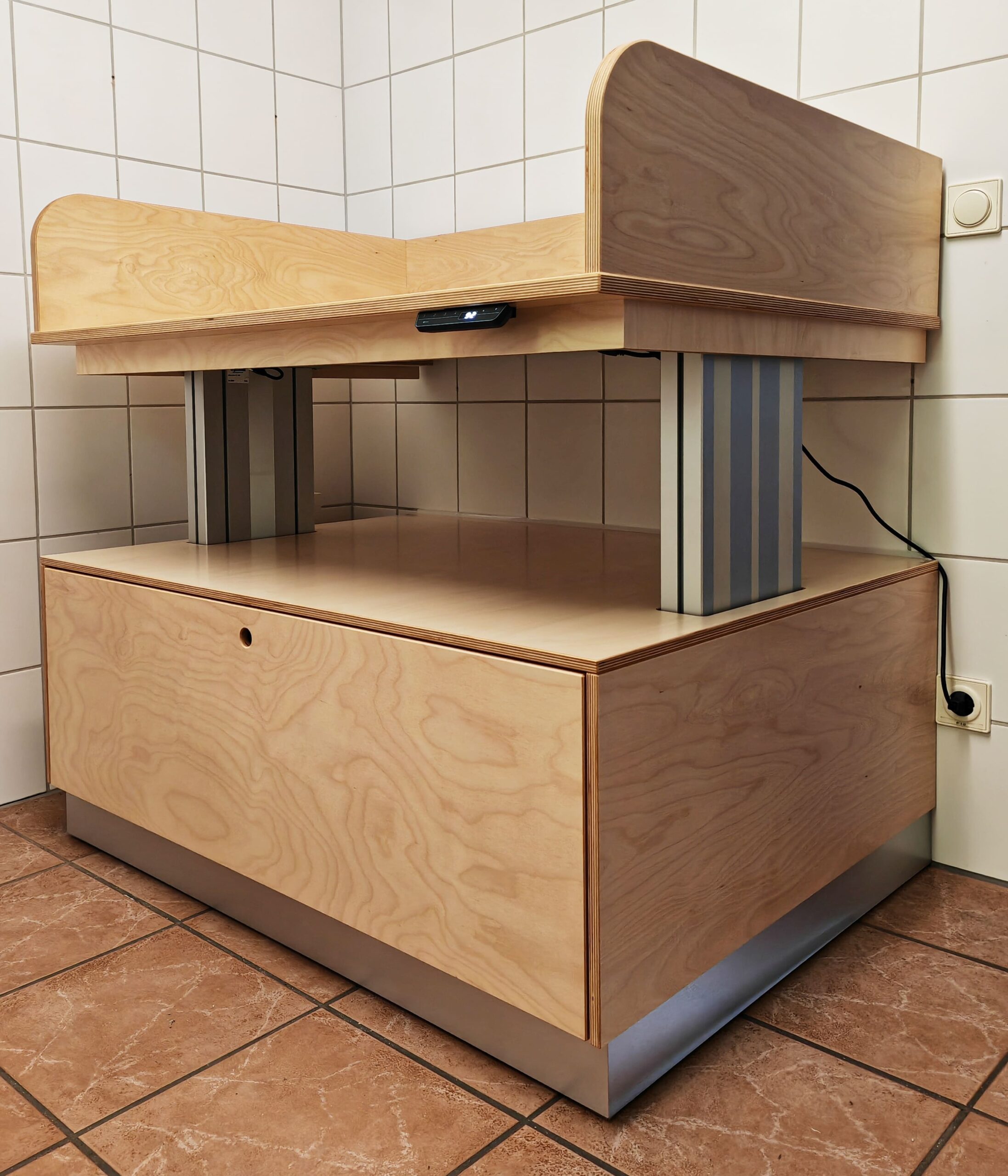höhenverstellbarer Wickeltisch mit elektronischen Bedienfeld und großer Schublade