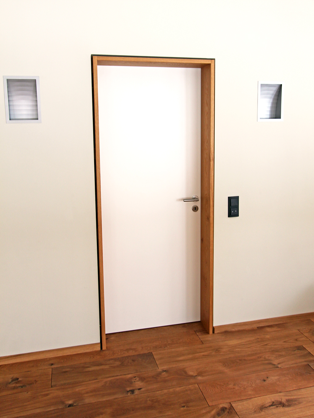 Weiße Zimmertür mit Rahmen aus massivem Holz