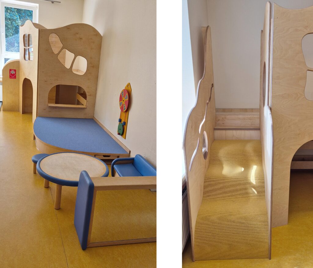 Hochpodest mit Wellentreppe und Spielpodest, aus Mulitplex mit blauem Teppich