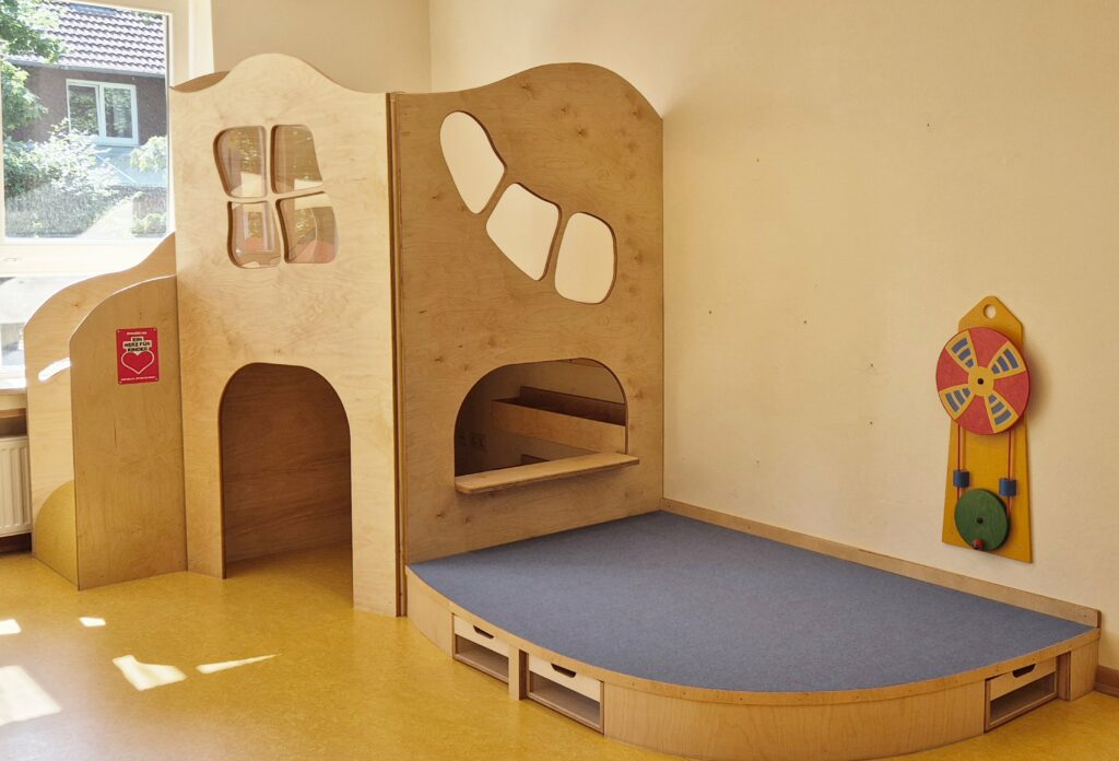 Hochpodest mit Wellentreppe und Spielpodest, aus Mulitplex mit blauem Teppich
