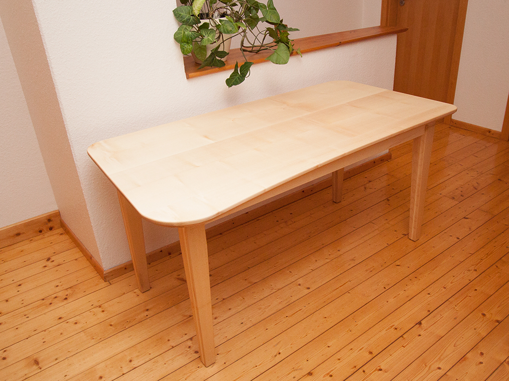 Schreibtisch aus Ahorn mit gerundeter Tischplatte.